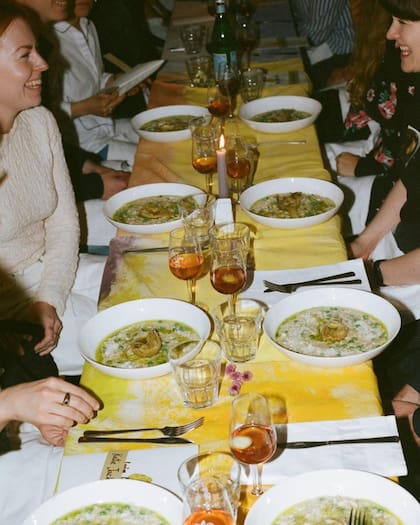 Kellett y sus compañeros de casa organizan cenas comunitarias en su almacén de Hackney Wick.