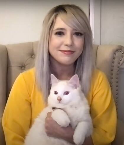 Kelly Anderson pagó casi US$25.000 para que una empresa clonara el material genético de su gato Chai (Crédito: This Morning/ITV)