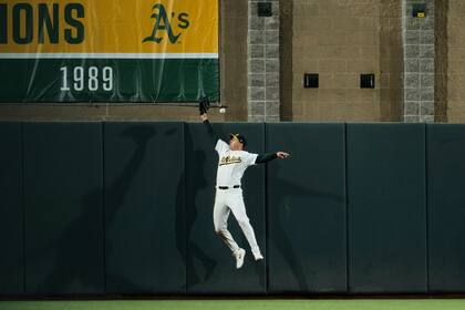 Kelly logra el ciclo y los Cachorros aplastan a los Atléticos en su primer juego en Sacramento