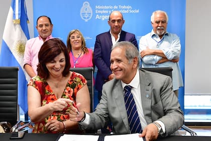Kelly Olmos y Sergio Palazzo firmaron el acuerdo salarial de los bancarios, que contempla un bono de compensación por las quitas del impuesto a las ganancias