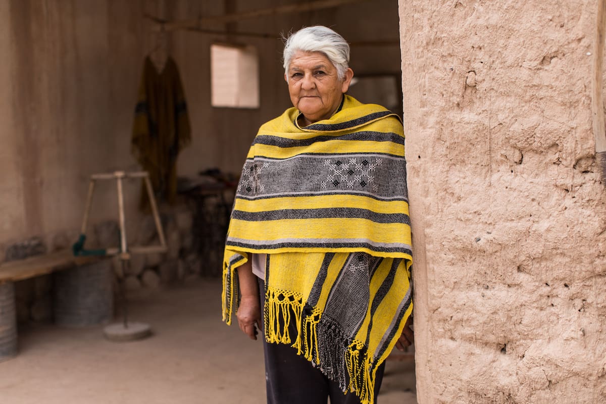 Poco a poco, los ponchos salteños se han modernizado y tomado tonos y diseños más actuales. Aquí, un ejemplo, con toques en amarillo, obra de Kelly Pastrana.