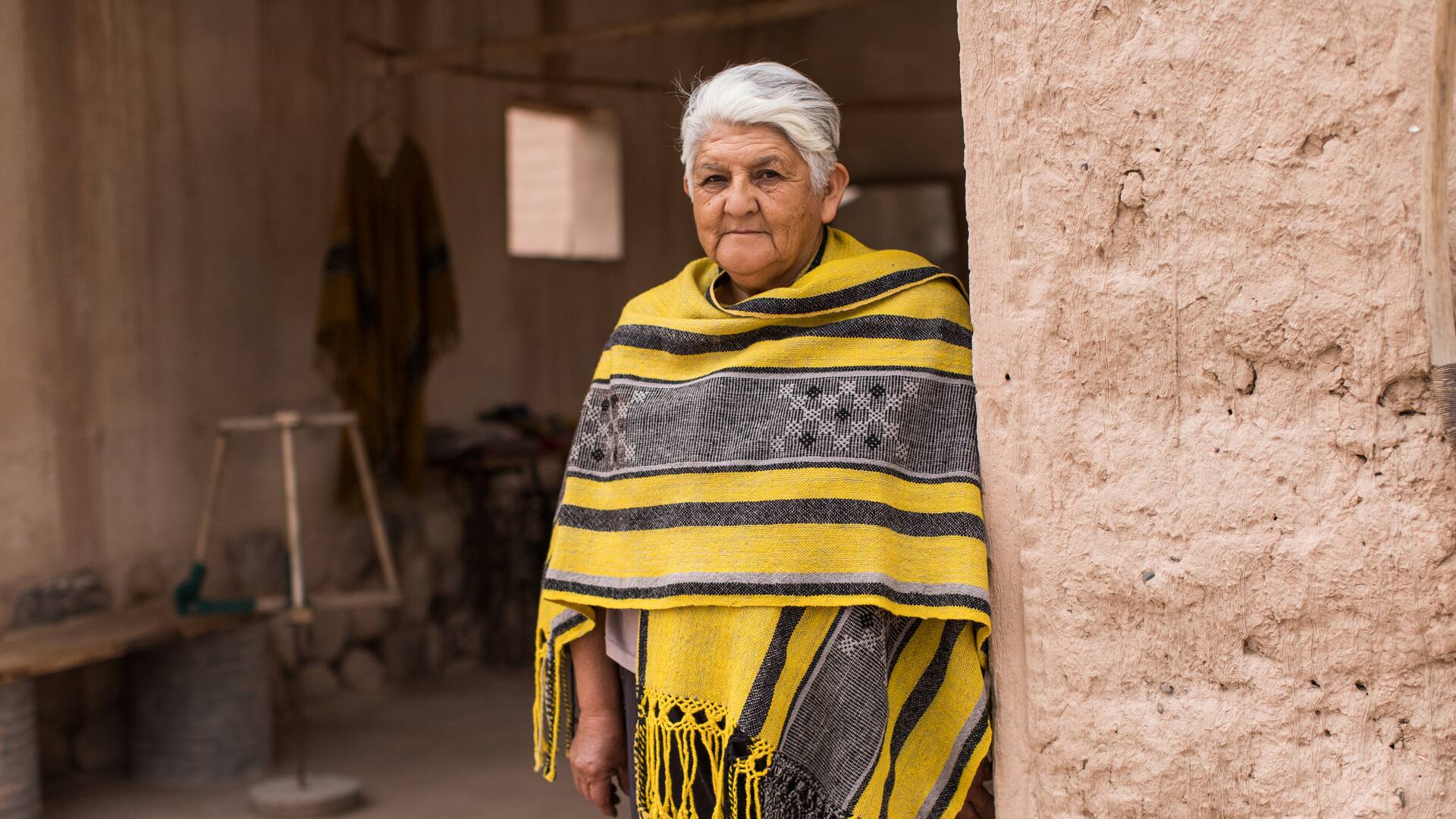 Poco a poco, los ponchos salteños se han modernizado y tomado tonos y diseños más actuales. Aquí, un ejemplo, con toques en amarillo, obra de Kelly Pastrana.