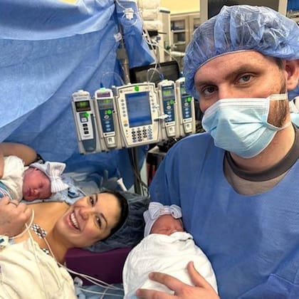 Kelsey Hatcher, fotografiada junto a su marido Caleb, pensó que solo estaba embarazada en uno de sus úteros