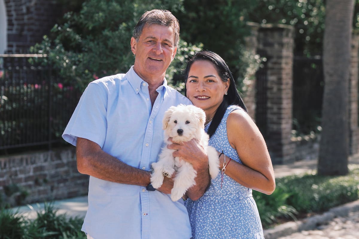 Kempes junto a su esposa,Julia, y la perrita Lulú