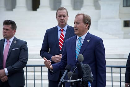 Ken Paxton, el procurador general de Texas, recibe el mismo salario que Greg Abbott