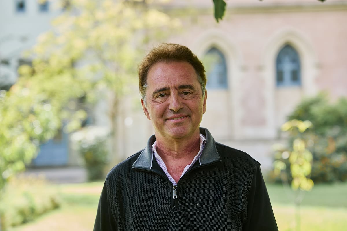 Ken Ross es el fundador y presidente de la Elisabeth Kübler-Ross Foundation