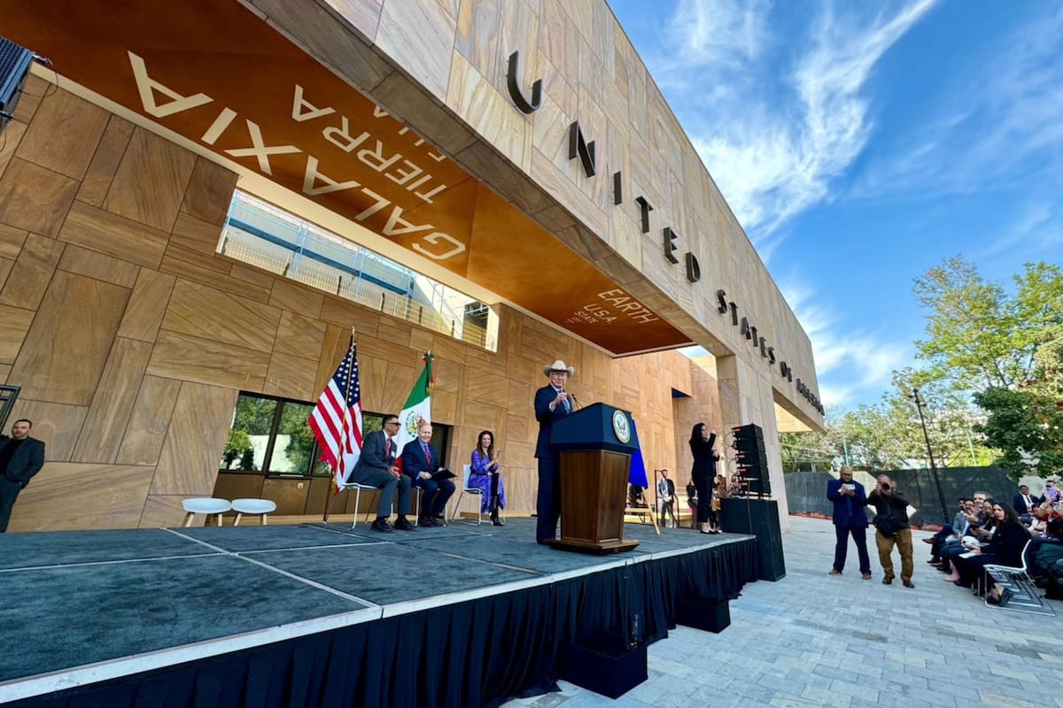 Ken Salazar develó la placa de la nueva sede de la Embajada de Estados Unidos en Ciudad de México