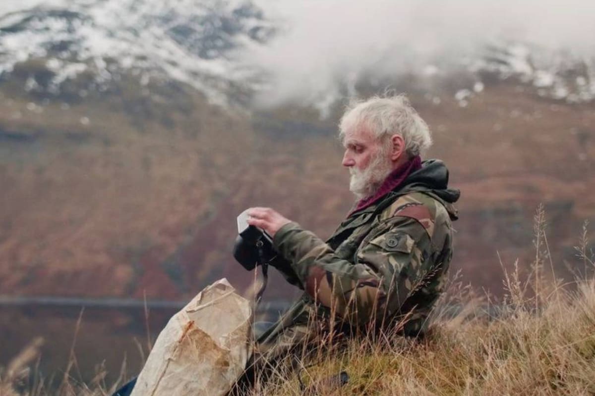 Ken Smith hoy tiene 74 años, y desde hace cuatro décadas vive en un solitario paraje en la región de las Tierras Altas de Escocia, donde lleva una vida de ermitaño