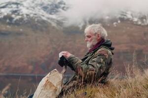 Ken Smith hoy tiene 74 años, y desde hace cuatro décadas vive en un solitario paraje en la región de las Tierras Altas de Escocia, donde lleva una vida de ermitaño