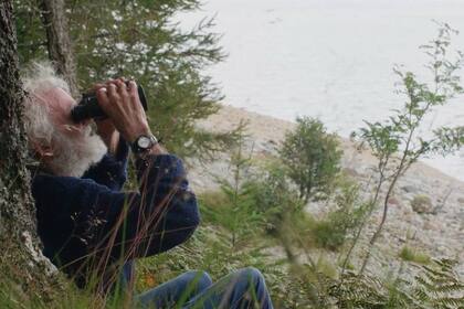 Ken Smith vive a la orilla del lago Treig, en un paraje aislado de la humanidad, en Escocia