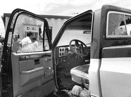 Ken y su esposa fueron al bar D&G, donde, al salir, los vecinos rodearon su camioneta y lo asesinaron