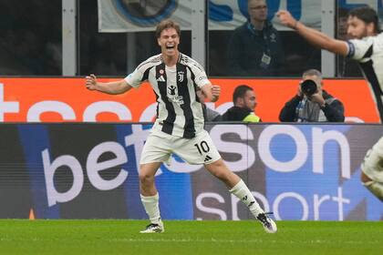 Kenan Yildiz de la Juventus celebra tras anotar el cuarto gol de su equipo en el encuentro ante el Inter de Milán el domingo 27 de octubre del 2024. (AP Foto/Luca Bruno)