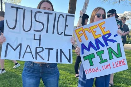 Kendall Díaz, esposa del migrante detenido por ICE en su patio, reclama su liberación