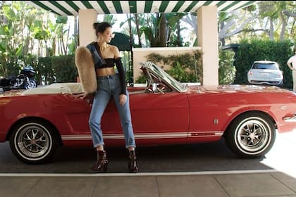 Kendall Jenner y un Mustang, uno de los clásicos que integran su extensa colección