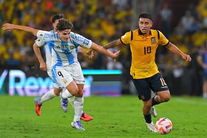 Kendry Páez lucha con Julian Alvarez en un partido de la Argentina con Colombia el 9 de septiembre de 2025