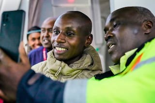 Kenia da la bienvenida de héroe al plusmarquista de la maratón Sebastian Sawe
