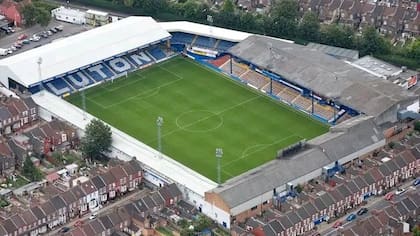 Kenilworth Road, el peculiar estadio de Luton Town, donde este domingo se presentará Manchester City por la Premier League.