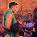 Nicaragüense deportado por el ICE a África ayuda a niños con las remesas que le manda su hija