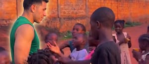 Nicaragüense deportado por el ICE a África ayuda a niños con las remesas que le manda su hija