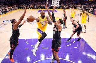 Kennard y James guían sorpresiva victoria 107-98 ante Rockets en el 1er juego de los playoffs