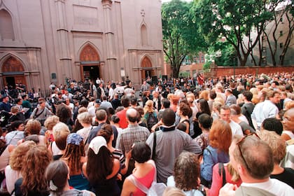 El 22 de julio, seis días después del accidente aéreo que sacudió al país, tuvo lugar una misa pública conmemorativa para John John, Carolyn Bessete Kennedy y Lauren Bessette en la vieja catedral de San Patricio, en Nueva York