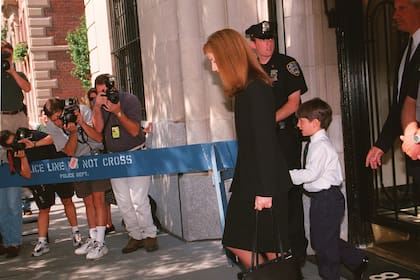 De luto, su hermana Caroline y su hijito, John Schlossberg, listos para la misa en honor de John Junior, su mujer y su cuñada, que los Kennedy celebraron en la iglesia Santo Tomás Moro el 23 de julio