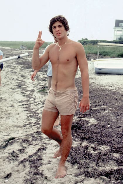 A los 20 años, en el puerto de Hyannis, Massachusetts, el joven John John ya insinuaba el hombre buenmozo que sería poco tiempo después
