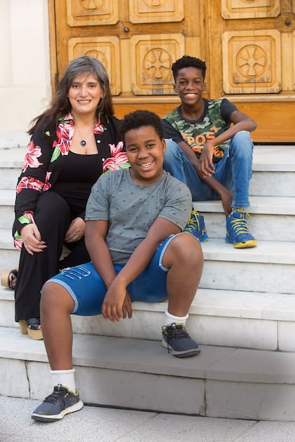 Kennedy junto a su madre, Paulina Karadagian, y su hermano, Khaled, en una producción que hicieron para ¡HOLA! Argentina en 2021.