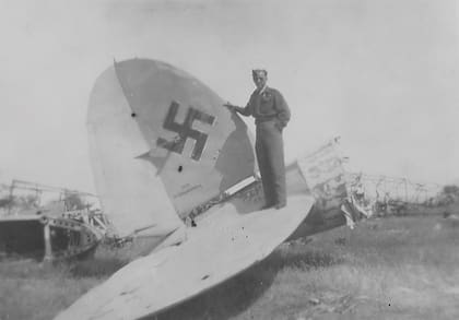 Kenneth Charney junto a los restos de un bombardero Heinkel 111 abatido durante la contienda en el Mediterráneo. (Archivo Claudio Meunier).