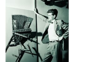 Kenneth Kemble en la muestra Arte destructivo, retratado por Jorge Roiger