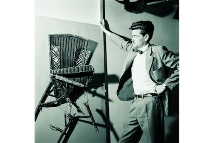 Kenneth Kemble en la muestra Arte destructivo, retratado por Jorge Roiger