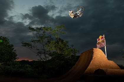 Kenneth Tencio vuela con su BMX al caer la noche