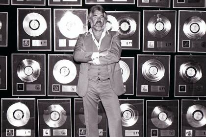 El cantante Kenny Rogers, conocido por sus éxitos "The gambler" y "Lady", murió a los 81