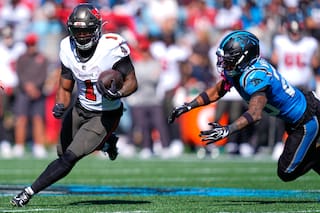 Bucky Irving corre para 2 TD y los Bucs fuerzan 4 pérdidas en paliza 43-13 ante Panthers