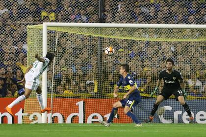 Keno anota el 1-0 para Palmeiras; lo sufren Jara y Rossi