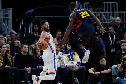 Kenrich Williams, del Thunder de Oklahoma City, elude a Draymond Green, de los Warriors de Golden State, el miércoles 27 de noviembre de 2024 (AP Foto/Godofredo A. Vásquez)