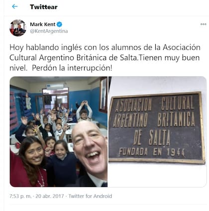 Kent y alumnos de un instituto salteño de inglés. El embajador siempre fue muy activo en redes sociales.