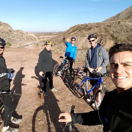 Kent y amigos pedaleando en la cordillera mendocina.