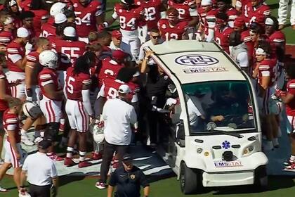 Keontez Lewis se va en un carrito médico, escoltado por sus compañeros