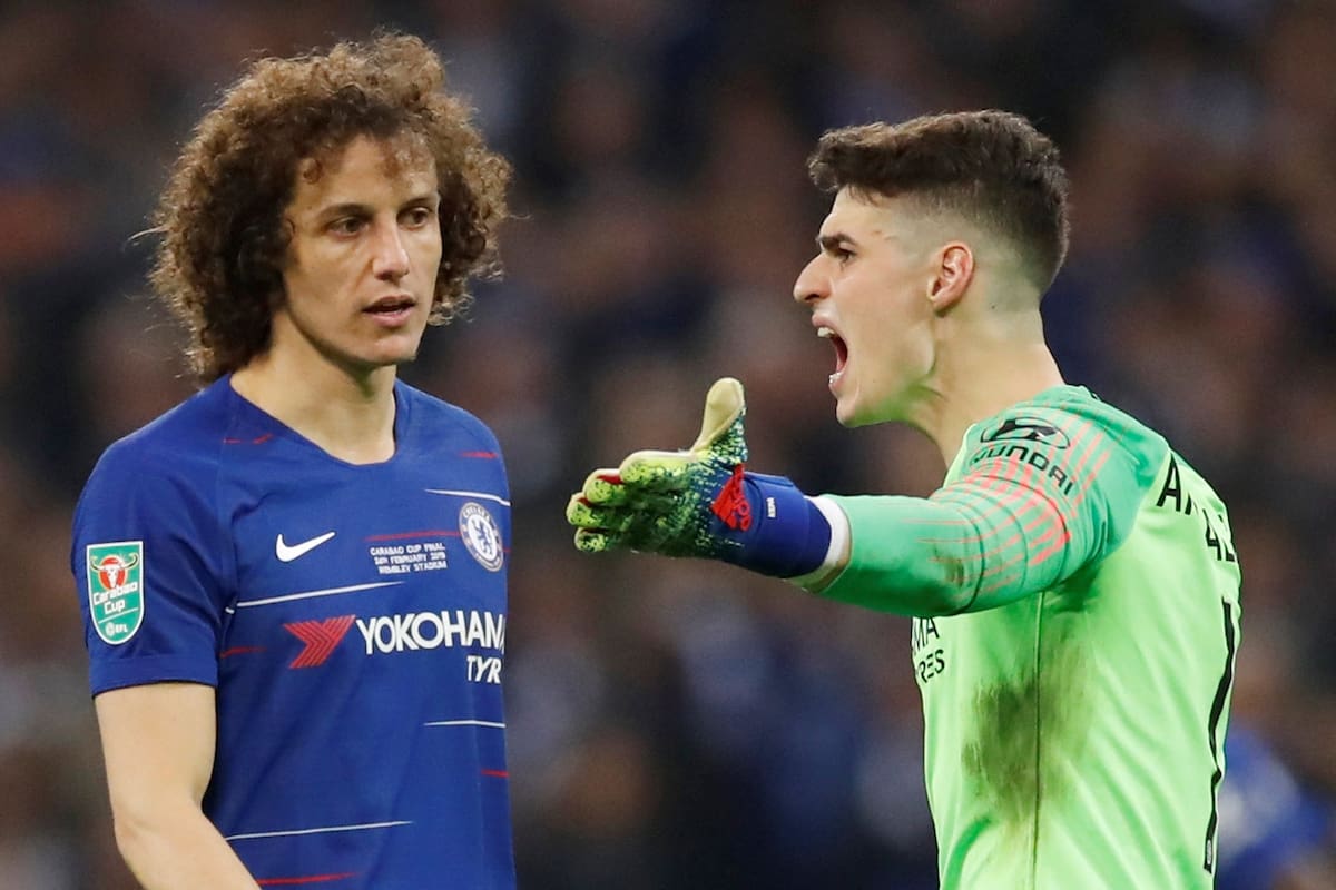 Kepa, el arquero vasco de Chelsea, en el momento de máxima tensión, cuando el entrenador quería sacarlo. David Luiz contempla.