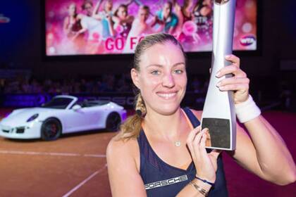 Kerber con su trofeo y el Porsche