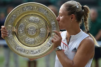 Kerber, de 30 años, con el trofeo deseado