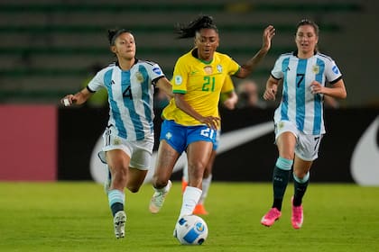 Kerolin supera a Julieta Cruz y a Romina Núñez, que produjo una de las mejores oportunidades de la Argentina con un remate largo; Brasil, como era de prever, fue mucho para su vecino en el estreno por la Copa América de Colombia.
