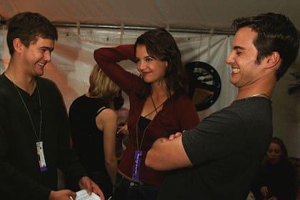 Joshua Jackson y Katie Holmes en las instancias finales de la serie, junto a Kerr Smith