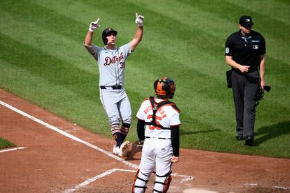 Kerry Carpenter (izquierda) de los Tigres de Detroit tras conectar un jonrón ante los Orioles de Baltimore, el domingo 22 de septiembre de 2024, en Baltimore. (AP Foto/Nick Wass)