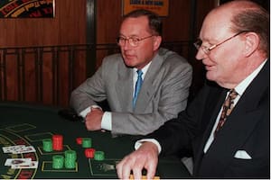 Kerry Packer jugando Black Jack, su debilidad, junto con otro Lloyd Williams, otro millonario apasionado por los Pura Sangre