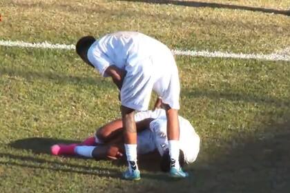 Kesley se toma la rodilla izquierda. Se lesionó luego de celebrar un gol como Cristiano Ronaldo