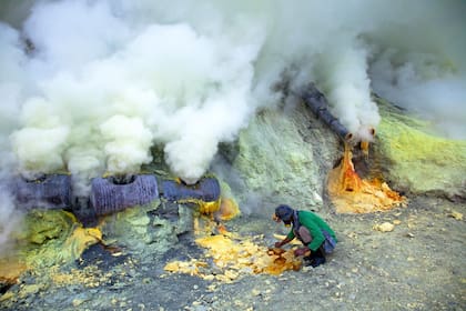Ketut, un trabajador en el volcán Kawa Ijen, en Java Oriental, Indonesia.