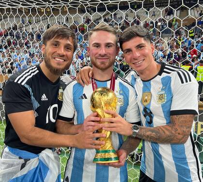 Kevin, Alexis y Francis Mac Allister con la Copa del Mundo