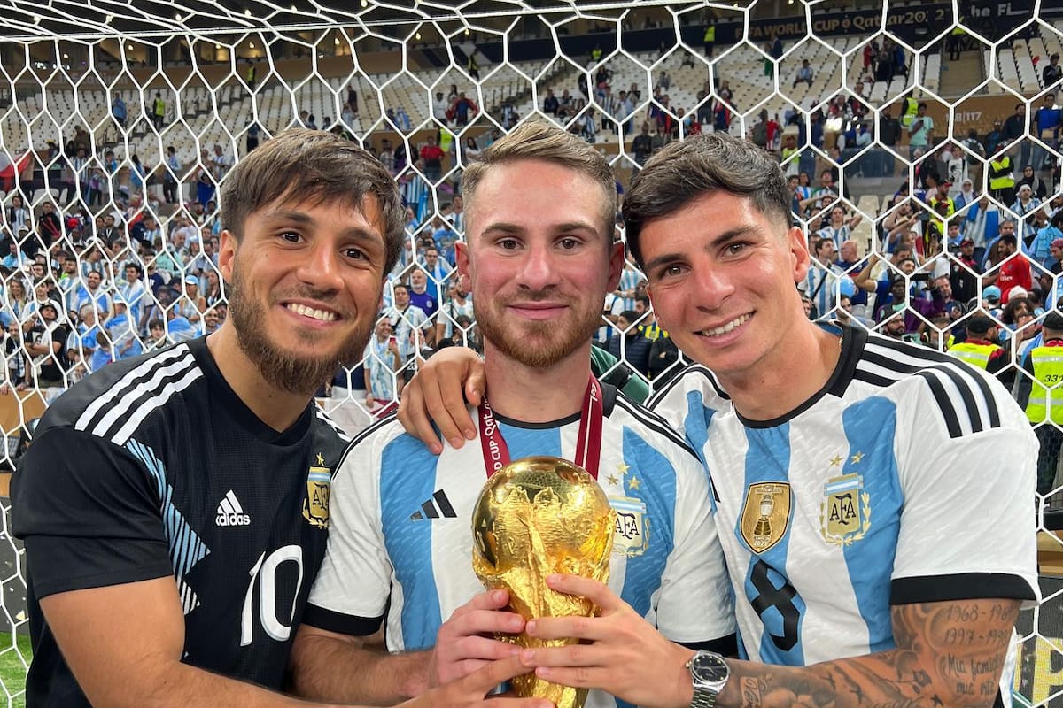 Kevin, Alexis y Francis Mac Allister con la Copa del Mundo